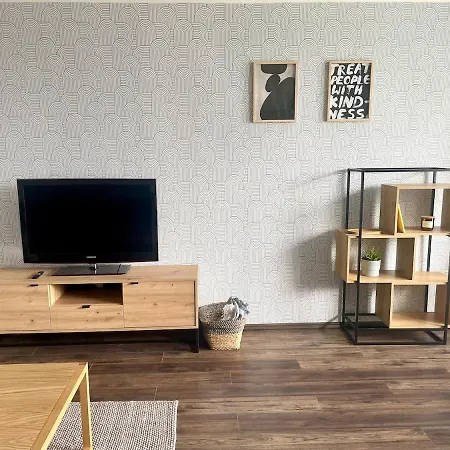 Sunny & Minimalist Near The Center Apartment