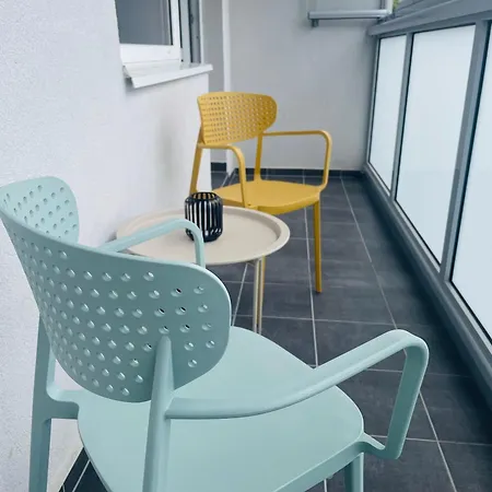 Sunny & Minimalist Near The Center Apartment