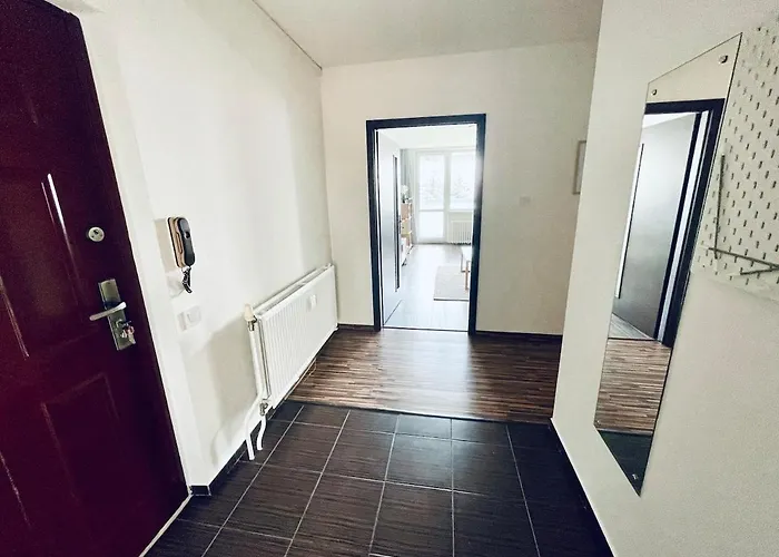 Sunny & Minimalist Near The Center *